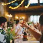 A table, des personnes trinquent lors d'une cérémonie