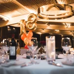 table de réception avec des ballons en forment de chiffre : 18