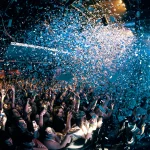 Concert, atmosphère bleuté, avec les confettis qui volent