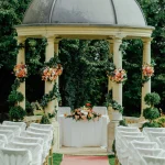 Autel de mariage en plein air, décoré de bouquet de fleur