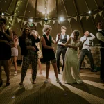 Mariée et invités qui dansent la Macarena