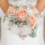 Bouquet de marié : fleur blanche et saumon clair, feuille vert pâle