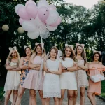 7 demoiselles d'honneur habillé en robe blanche et rose pâle
